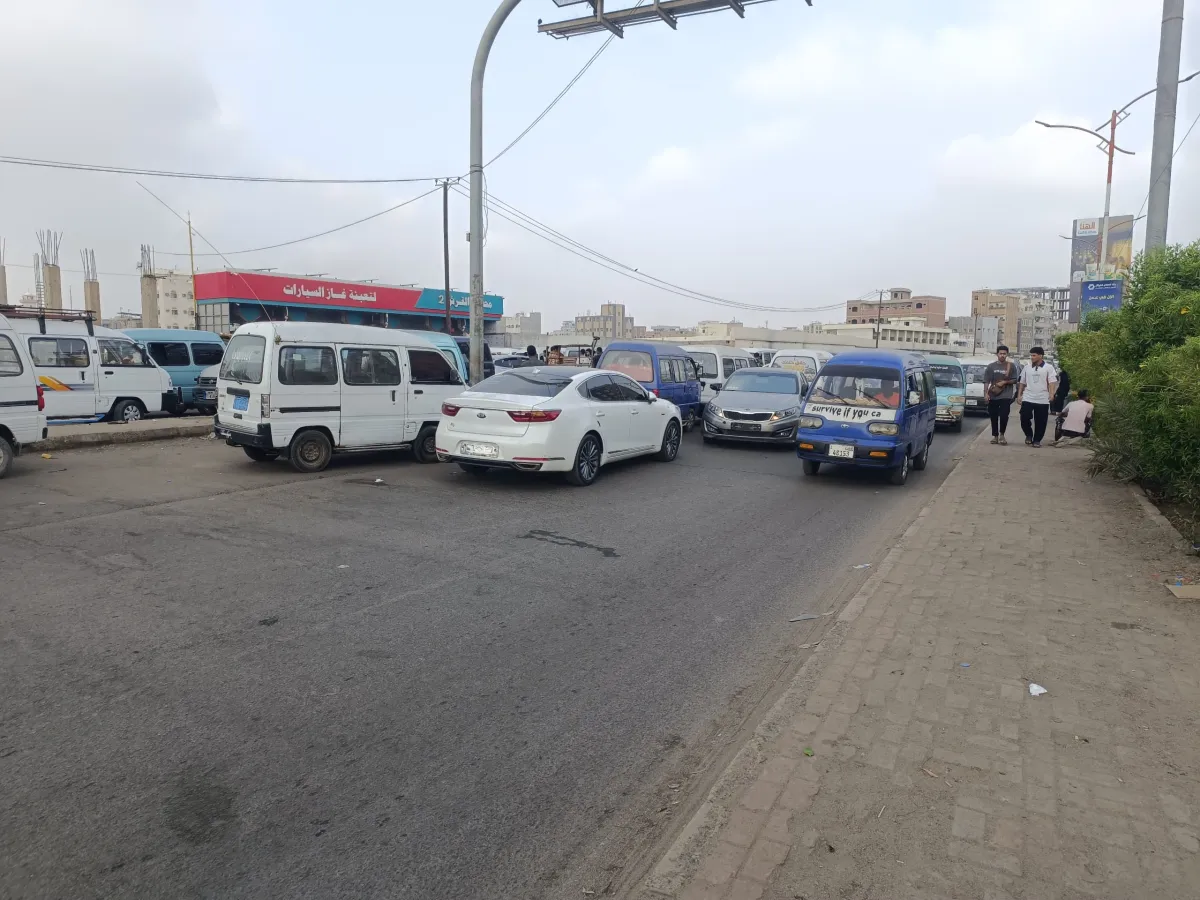 طوابير الغاز تشل حركة المرور في عدن وسط غياب الرقابة